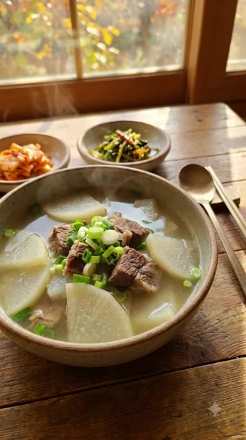 뚜껑을 열고 어슷 썬 대파와 고추를 넣은 후 5분 더 끓여준다. — 종이컵 계량으로 만드는 비린내 없는 고등어 무조림 레시피