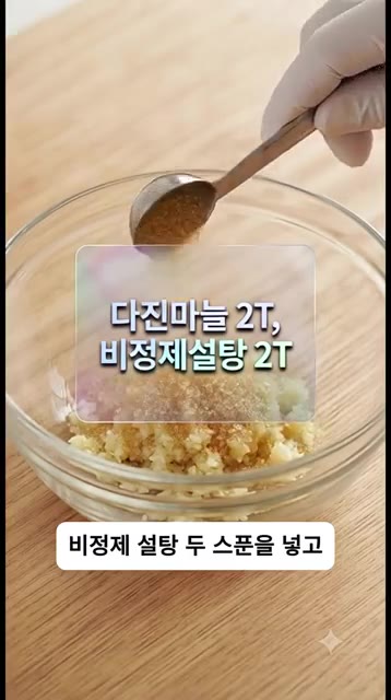 접시에 채 썬 오이를 깔고 그 위에 찢어둔 크래미를 수북하게 쌓아… — 입맛 돋우는 5분 컷! 오이 크래미냉채 레시피