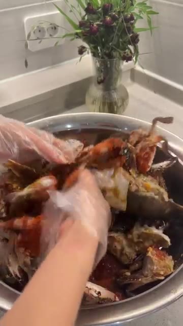 꽃게를 깨끗하게 손질하여 양념장 재료와 함께 용기에 담는다. — 양념꽃게장 & 꽃게탕 레시피