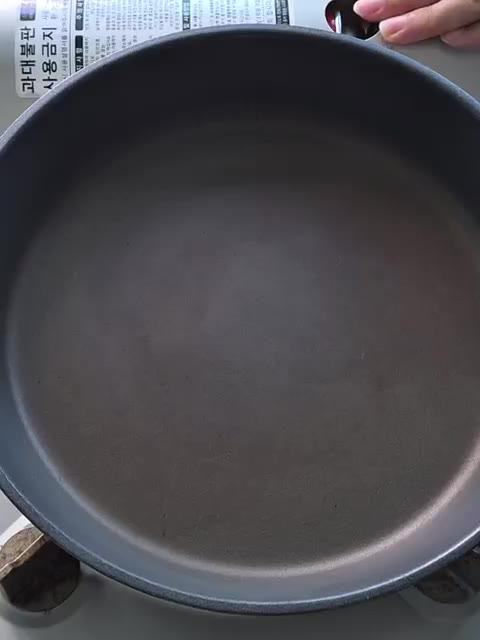 달궈진 팬에 홀토마토 캔을 붓고, 빈 캔에 물 1컵 반을 받아 넣어… — 초간단 원팬 토마토 파스타