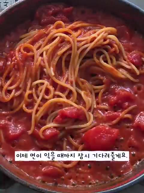 면이 거의 다 익을 때까지 잠시 기다려줍니다. 면이 거의 다 익으면… — 초간단 원팬 토마토 파스타