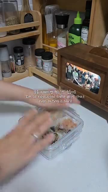 명란젓 무침을 다른 칸에 담아 도시락을 완성한다. — 간단 도시락 메뉴 만들기