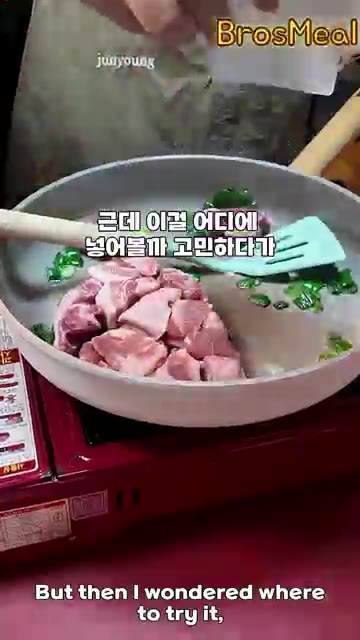 돼지고기를 넣고 볶다가 양파와 양배추를 넣고 함께 볶는다. — 삼발 소스로 만든 매콤 제육볶음
