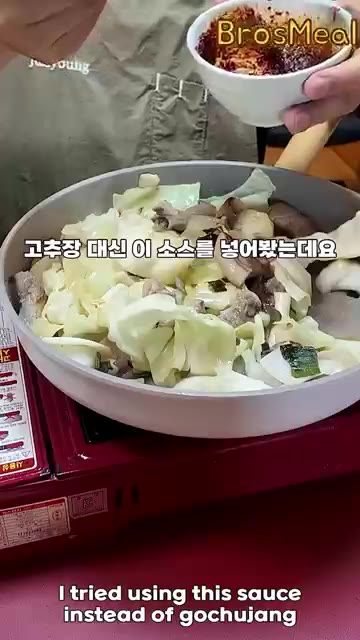 고추장 대신 삼발 소스를 넣고 볶는다. — 삼발 소스로 만든 매콤 제육볶음