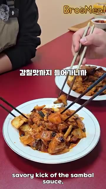 완성된 제육볶음을 접시에 담는다. — 삼발 소스로 만든 매콤 제육볶음
