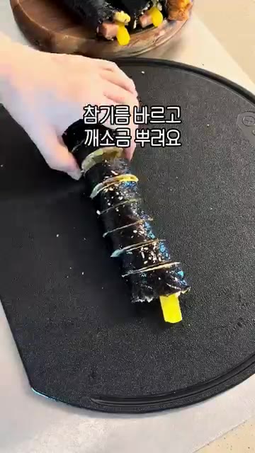 김 위에 볶은 밥을 얇게 펴고 묵은지와 스팸을 올려 돌돌 말아주세요… — 버터간장계란김밥 (Butter Soy Sauce Egg Kimbap)