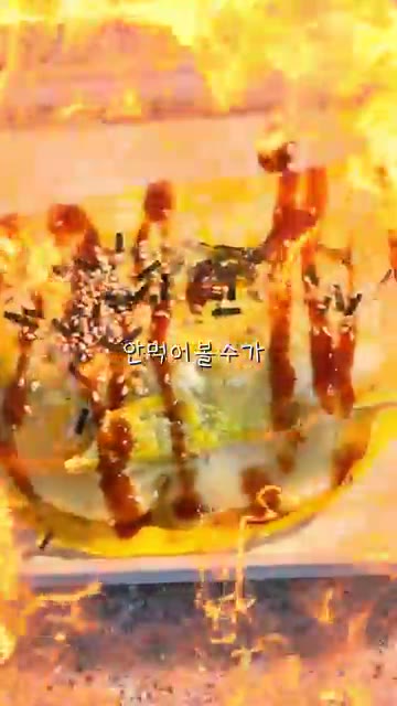 계란 2개를 풀어서 약불로 달군 팬에 얇게 부쳐주세요. — 불닭 오믈렛 레시피
