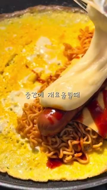 전자레인지에 녹인 모짜렐라 치즈를 올리고 불닭마요 또는 불닭소스를… — 불닭 오믈렛 레시피