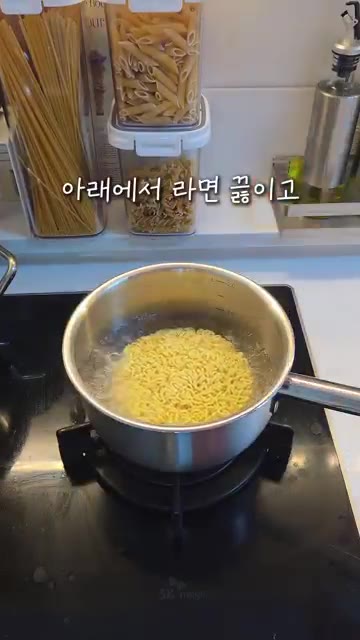 라면이 끓는 동안 찜기 위에 만두를 올리고 찐다. 고구마, 계란,… — 스마트쿠커 하나로 삶고, 찌고, 데치고, 씻고! 만능 요리 냄비