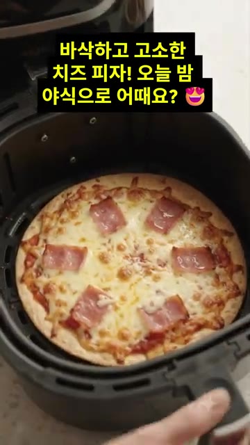 잘게 썬 햄을 골고루 올려주세요. — 또띠아 한 장으로 만드는 초간단 야식 치즈 피자!