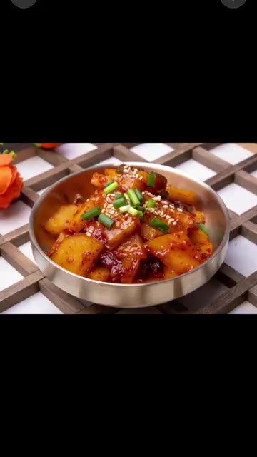 마지막에 참기름과 깨, 파를 넣고 버무려 완성한다. — 매콤 감자조림 밥도둑 반찬 레시피