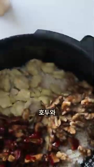 물 750ml에 양조간장 1.5큰술, 황설탕 170g, 참기름 2큰… — 오븐 없이 밥솥으로 만드는 약밥 케이크