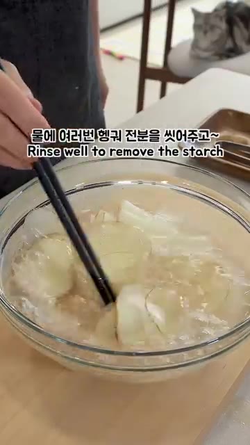 썰어둔 감자를 흐르는 물에 여러 번 헹궈 전분기를 제거하고, 10분… — 바삭함이 두배! 에어프라이어 감자칩 만들기