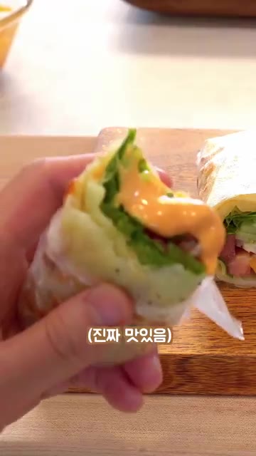 감자를 얇게 슬라이스하고 올리브유를 살짝 뿌린 뒤 베이킹 시트에 겹… — 한개만 먹어도 든든한 감자 또띠아 랩 레시피