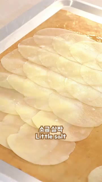 오븐에서 구워진 감자 또띠아를 뒤집어 소스를 바릅니다. — 한개만 먹어도 든든한 감자 또띠아 랩 레시피