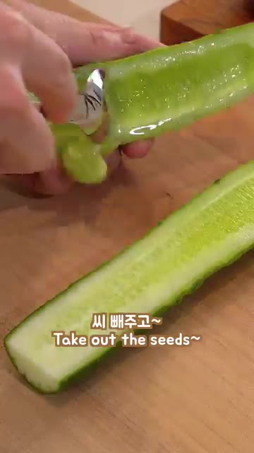 상추 3장을 올리고 토마토, 오이, 닭가슴살, 체다치즈를 차례로 올… — 한개만 먹어도 든든한 감자 또띠아 랩 레시피