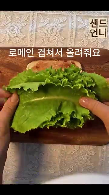 부드러운 식빵 한 면에 잼을 꼼꼼하게 발라줍니다. — 이 비주얼에 맛없으면 반칙이지! 🥝 골드키위 샌드위치