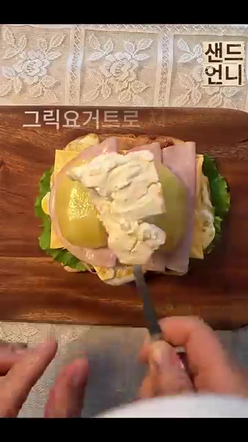 계란 후라이 두 개를 올리고, 슬라이스 치즈 두 장을 겹쳐 올립니다. — 이 비주얼에 맛없으면 반칙이지! 🥝 골드키위 샌드위치