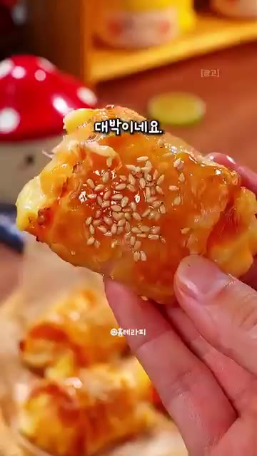 페스츄리 생지에 으깬 고구마를 넓게 펴 바른다. — 아이가 순식간에 해치우는 극강의 달콤함! 고구마 치즈 페스츄리롤 만들기