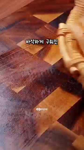 계란물을 바르고 참깨를 뿌려준다. — 아이가 순식간에 해치우는 극강의 달콤함! 고구마 치즈 페스츄리롤 만들기