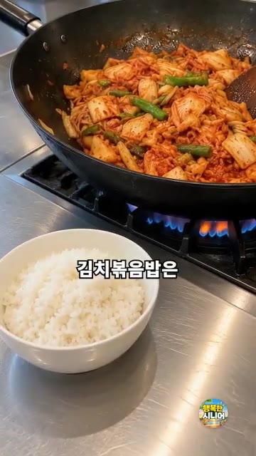 팬에 기름을 두르고 김치를 볶다가 돼지고기를 넣고 함께 볶아줍니다. — 김치볶음밥, 불 켠 채로 밥 넣지 마세요!