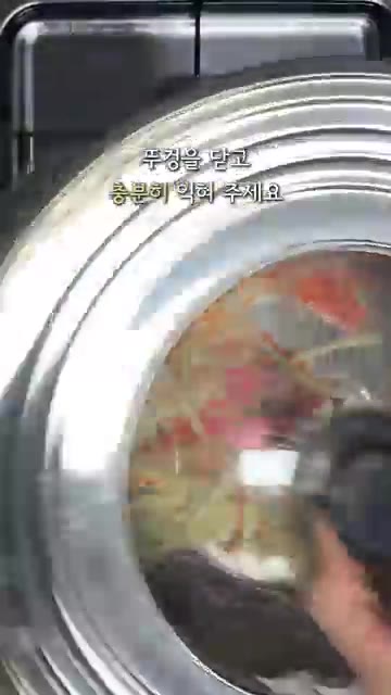 감자가 투명해지면 맛소금으로 간을 하고 당근을 넣어 함께 볶아줍니다. — 부서지지 않는 감자채 볶음 레시피