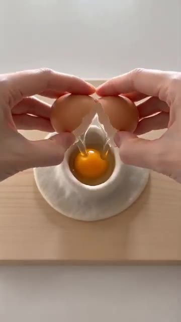 반죽으로 감싼 달걀을 튀겨낸다. — 삼치 어묵 속에 검은 소스까지? 펨펨 레시피