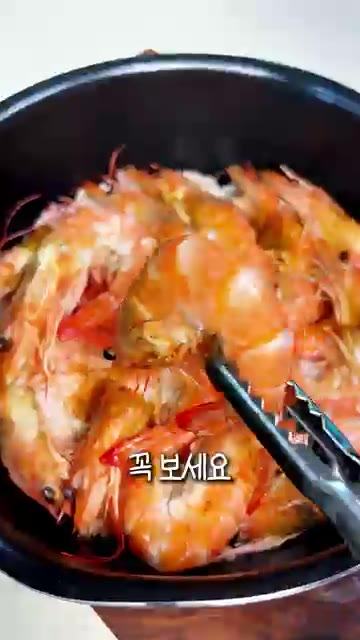 생새우 1kg 중 600g은 머리와 껍질, 내장을 제거하고 머리는… — 제철 새우 200% 활용법: 새우회, 새우머리 버터구이, 새우 소금구이