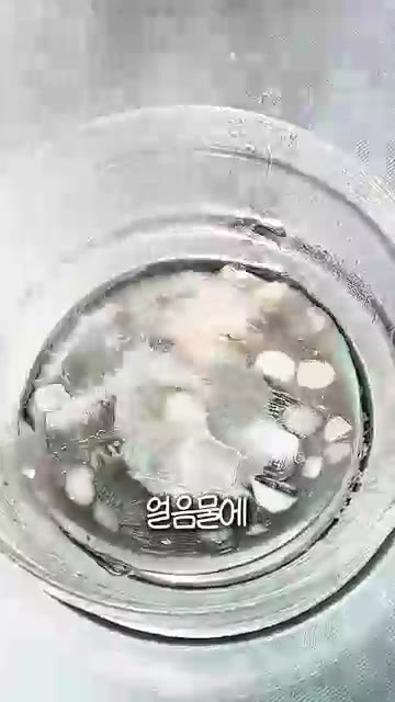 팬에 새우 머리를 넣고 버터, 다진 마늘, 설탕, 소금을 넣어 바짝… — 제철 새우 200% 활용법: 새우회, 새우머리 버터구이, 새우 소금구이