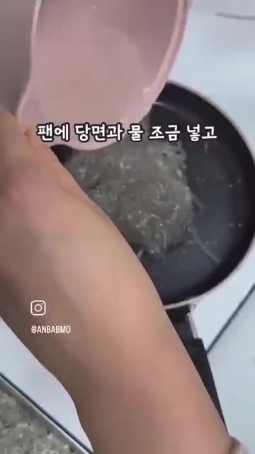 팬에 익힌 당면과 물을 조금 넣고 볶아줍니다. — 5분 완성! 초간단 당면 볶이 유아식 레시피