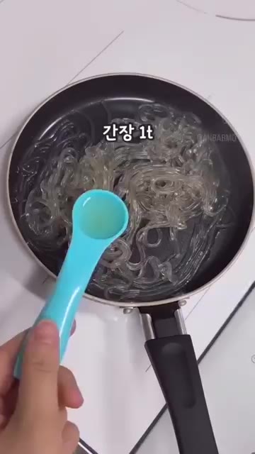 원당 1t를 넣고 볶다가 간장 1t를 넣어줍니다. — 5분 완성! 초간단 당면 볶이 유아식 레시피