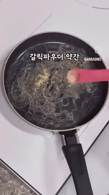 갈릭파우더를 약간 넣고 볶아줍니다. — 5분 완성! 초간단 당면 볶이 유아식 레시피