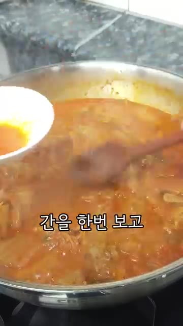 이제 30분 있다가 간을 한번 보고 간이 부족하면 참치액 1스푼을… — 이마를 탁 치게 만드는 '김치찌개' 레시피 알려드릴게요!