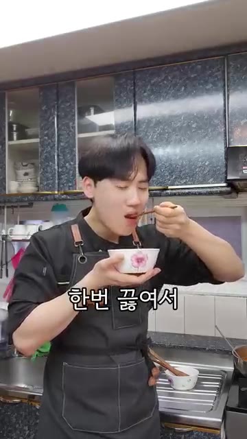 자자 이제 얼른 두부랑 대파 좀 올려놓고 한번 끓여서 국물도 찐~하… — 이마를 탁 치게 만드는 '김치찌개' 레시피 알려드릴게요!
