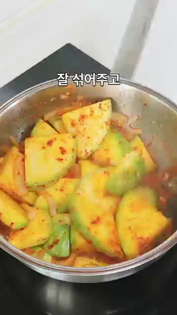 다진 마늘 1T와 고춧가루 1T를 넣고 중불에서 30초 정도 가볍게… — 새우젓 한 스푼이 딱입니다 감칠맛 제대로 나는 둥근호박볶음