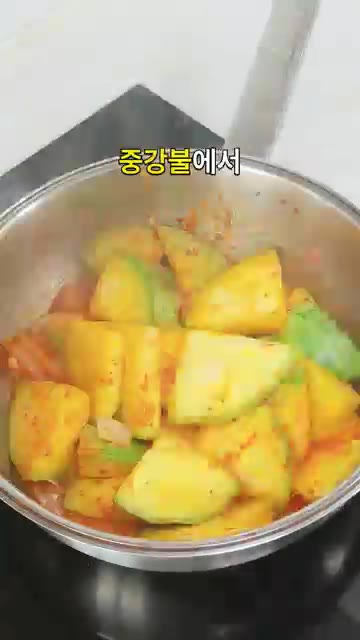 새우젓 1T와 물 3T를 넣고 잘 섞은 뒤 뚜껑을 덮고 중불에서 3… — 새우젓 한 스푼이 딱입니다 감칠맛 제대로 나는 둥근호박볶음