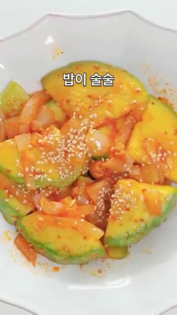 불을 끄고 참기름 0.5T와 통깨를 적당량 넣어 가볍게 섞어 완성합니다. — 새우젓 한 스푼이 딱입니다 감칠맛 제대로 나는 둥근호박볶음