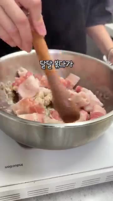 고기가 다 익으면 물 1L를 붓고 사골 가루육수 3개를 풀어주세요. — 일주일 5만원 집밥 마지막 날! 돼지국밥 & 우삼겹 파스타 레시피