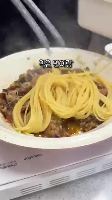 알룰로스 1큰술, 간장 2큰술, 굴소스 2큰술을 넣고 한 번 더 볶… — 일주일 5만원 집밥 마지막 날! 돼지국밥 & 우삼겹 파스타 레시피