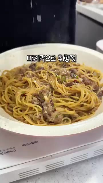 익은 파스타 면과 면수 2~3국자를 넣고 잘 섞어주세요. — 일주일 5만원 집밥 마지막 날! 돼지국밥 & 우삼겹 파스타 레시피