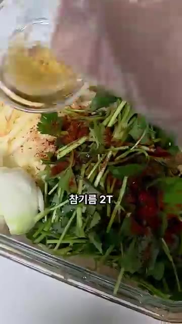 볼에 참치 액젓 2큰술, 다진 마늘 1큰술, 고춧가루 2큰술, 매실… — 이 조합 진짜 미쳤어요. 참나물사과샐러드!