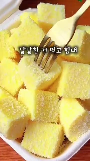 체에 한 번 걸러 냄비에 담아주세요. 약불에서 계속 저어가며 걸쭉해… — 5분 만에 만드는 우유 무스 케이크