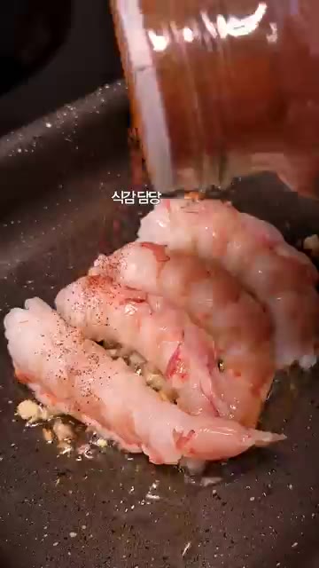 새우에 마늘가루와 파프리카파우더를 뿌려 노릇하게 구워 따로 둡니다. — 김 파스타 레시피