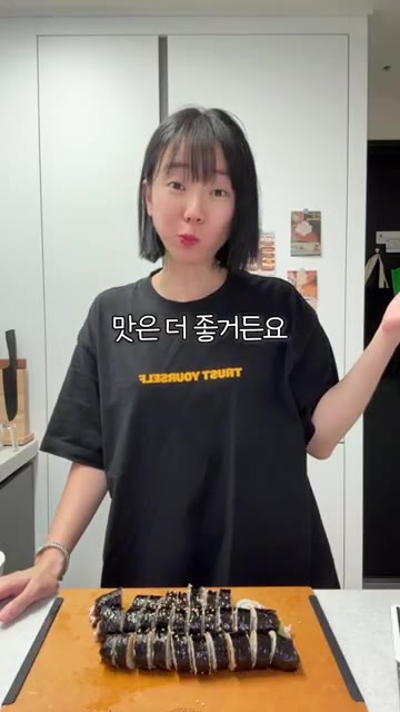 기름 뺀 참치에 마요네즈를 듬뿍 넣고 섞어 참치마요를 만듭니다. — 초간편 유부김밥 레시피