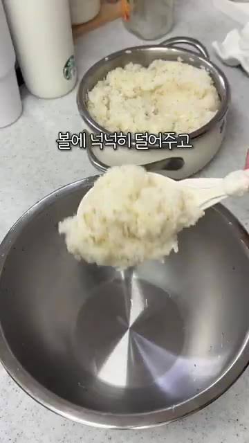 김밥김 위에 유부밥을 얇게 펴고 깻잎과 참치마요를 올려 돌돌 말아줍니다. — 초간편 유부김밥 레시피