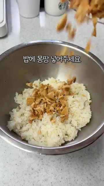 참기름을 바르고 도톰하게 썰어줍니다. — 초간편 유부김밥 레시피