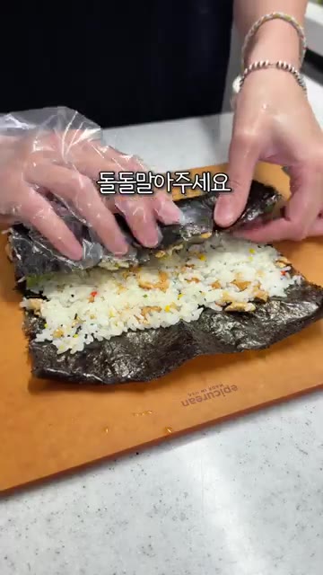 김밥을 도톰하게 썰어 한입에 쏙쏙 먹기 좋게 완성합니다. — 초간편 유부김밥 레시피