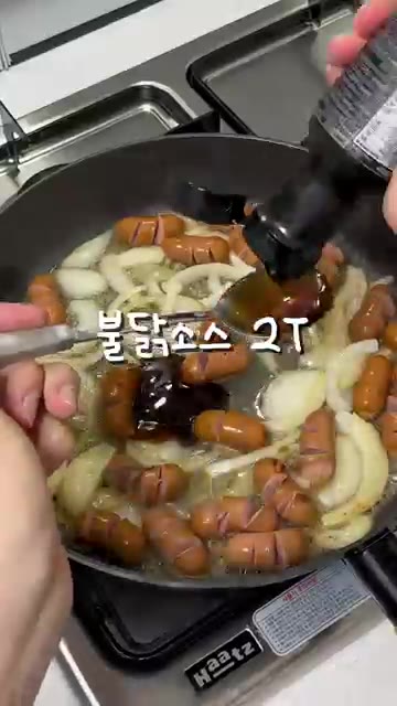 양파 반 개를 넣고 2분 정도 볶아줍니다. — 소세지볶음에 불닭소스 넣어보세요🔥
