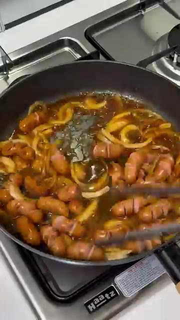 중약불로 줄여 물이 졸아들 때까지 2분 더 볶아줍니다. — 소세지볶음에 불닭소스 넣어보세요🔥