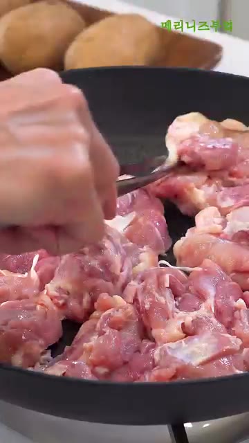 팬에 닭다리살 600g을 넣고 앞뒤로 노릇하게 구워줍니다. — 닭볶음탕이 이렇게 쉬워요!!